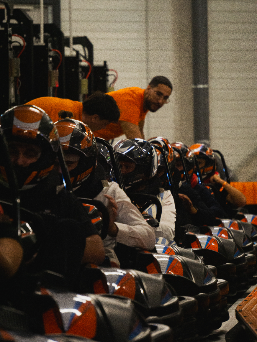 Open space agréable avec des salariés en discussion